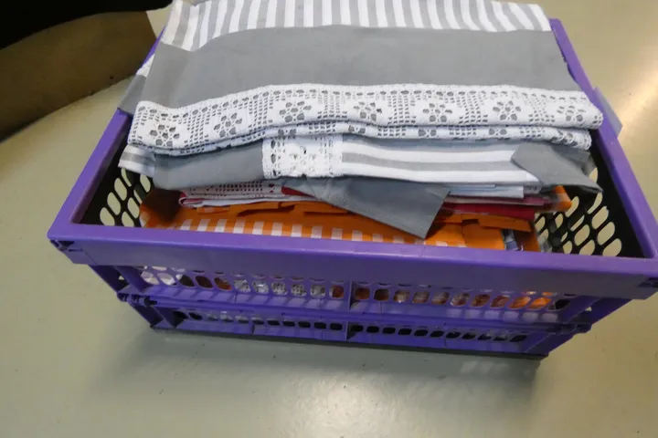 Posten Vorhänge Umfang: Kiste mit Inhalt